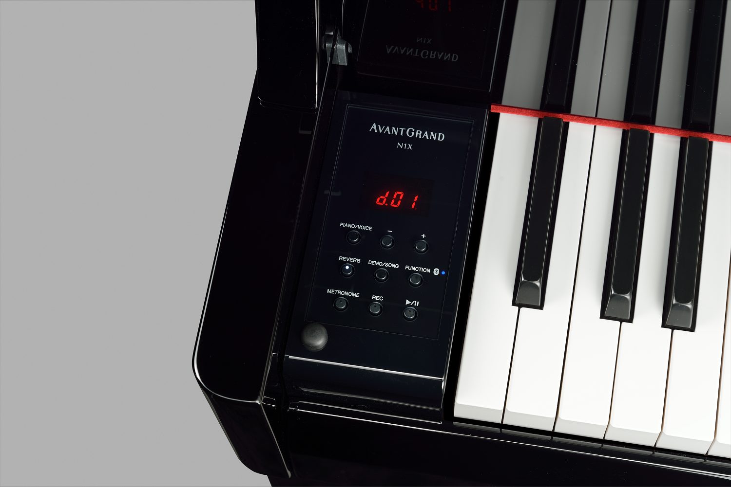 N1Xはヘッドホン使用時でも響板の共鳴をシミュレートしてくれるため、音量制限のある集合住宅や夜間の練習でもピアノ本来の立体的な音が楽しめます。