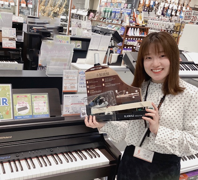 ピアノインストラクター：伊藤（いとう）
普段私は「大人の為のピアノ教室」でピアノレッスンをしているピアノインストラクターです。
レッスン用のピアノに関してはもちろん、「ピアノの先生」目線からお一人お一人の環境や、ご希望するものをしっかりと把握しながら、ピアノを選ぶお手伝いを致します。お気軽にご指名下さい！