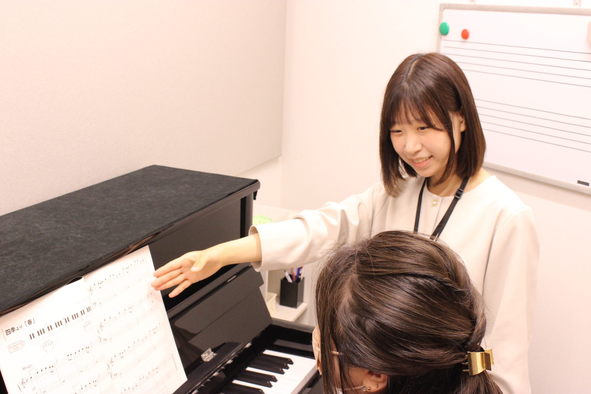 こんなお悩みありませんか？ ・子どもに「ママ教えて！」と言われても楽譜が読めなくて困っている・習いたいけど、自分の通う時間を確保するのは無理・大人になってからのピアノ、何から始めたらいいかわからない 島村楽器イオンモール八千代緑が丘店では、そんな忙しいママさんも安心して通えるピアノ教室「ピアノサロン [&hellip;]