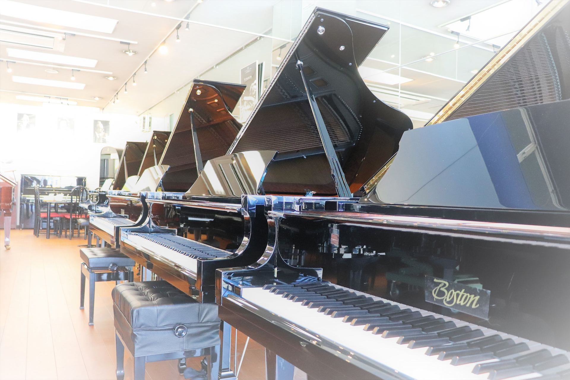 ボストンの最大の特徴と言えば響板の大きさです。他社の同じ長さのモデルと比べても、低音側の面積が広くつくられています（例えば、ボストンのグランドピアノの178cmモデルは典型的なグランドピアノの189cmモデルと同様の響板面積を持っています）。 またボストンピアノは2009年にパフォーマンスエディショ […]