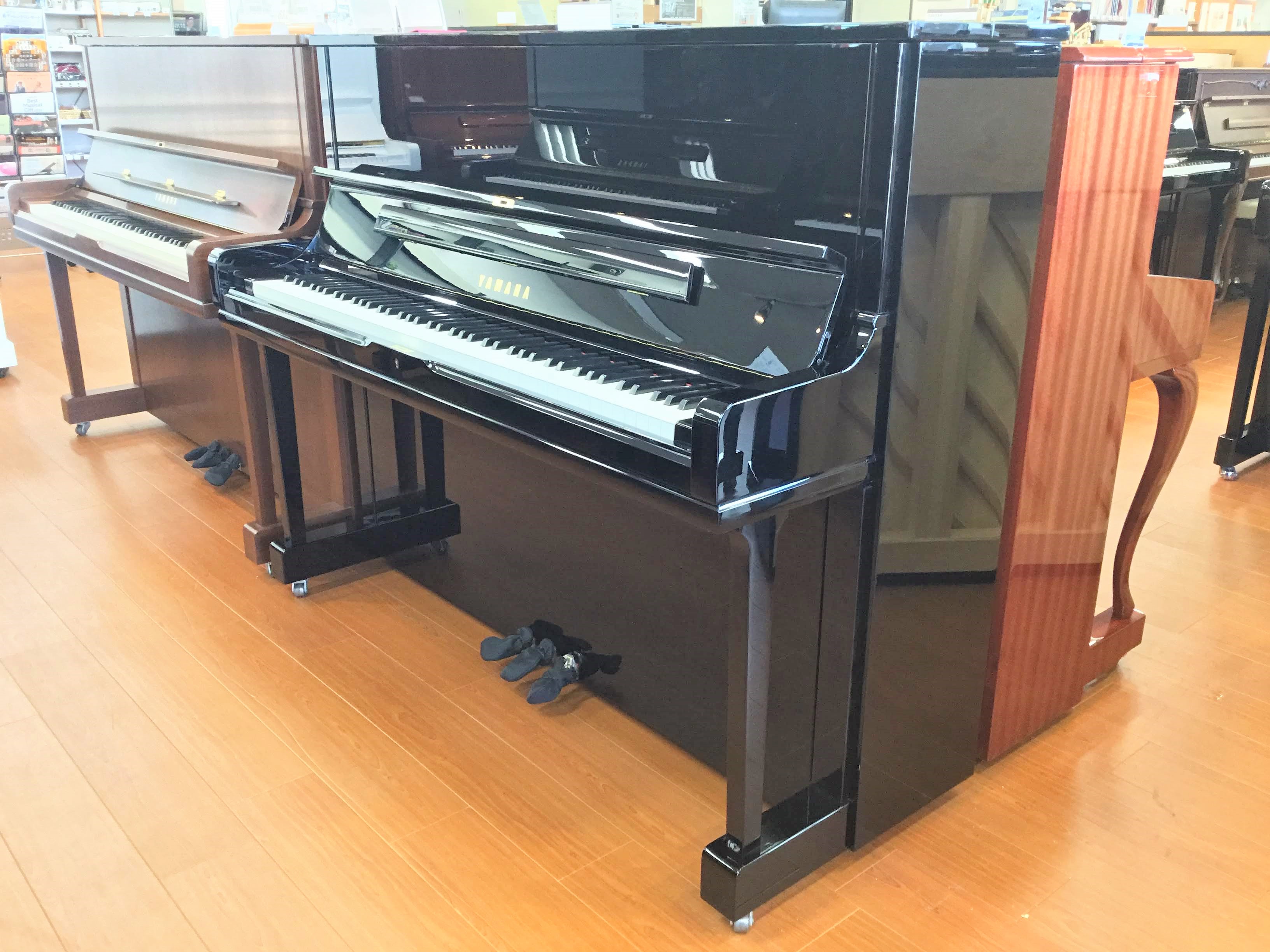 ヤマハピアノu1コンパクトピアノ、3本ペダル。只今成約済みになりました。。 ヤマハピアノu1コンパクトピアノ、3本ペダル。只今成約済みになりまし