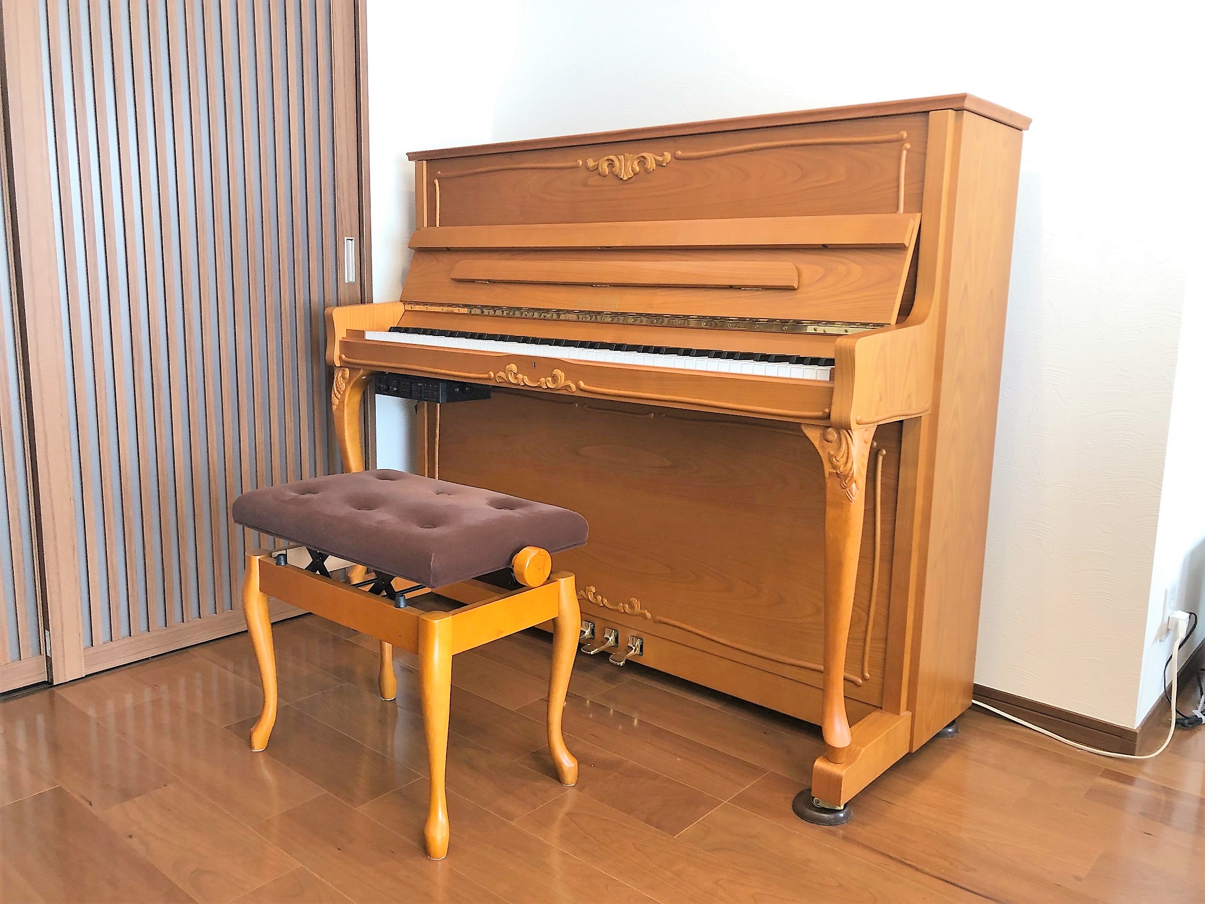ザウターの音色を好んで頂き、また木目・チッペンデール脚のバロックデザインをお気に召していただき、設置されたリビングのイメージととても合っていて素敵な空間でした。 これからもご家族皆様で、このザウターピアノの音色で癒されてください！