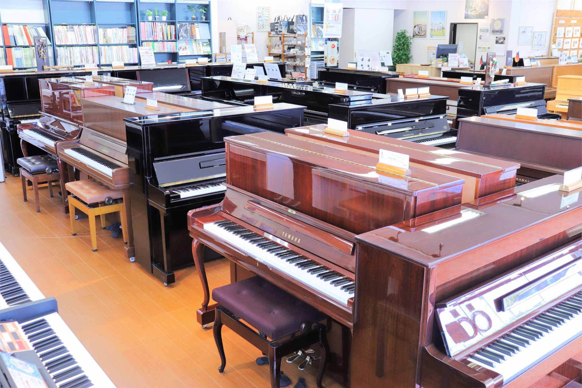 【ゴールデンウィークピアノセール開催!】約120台のグランドピアノ/アップライトピアノ/電子ピアノが千葉県に勢ぞろい！詳しくはチラシをクリック♪ ピアノにこだわる当店スタッフが厳選した自慢の品揃え！中古ピアノ人気のX型/X支柱モデル・サイレント付・木目調・白いピアノなどが随時入荷！ お店の雰囲気やス […]