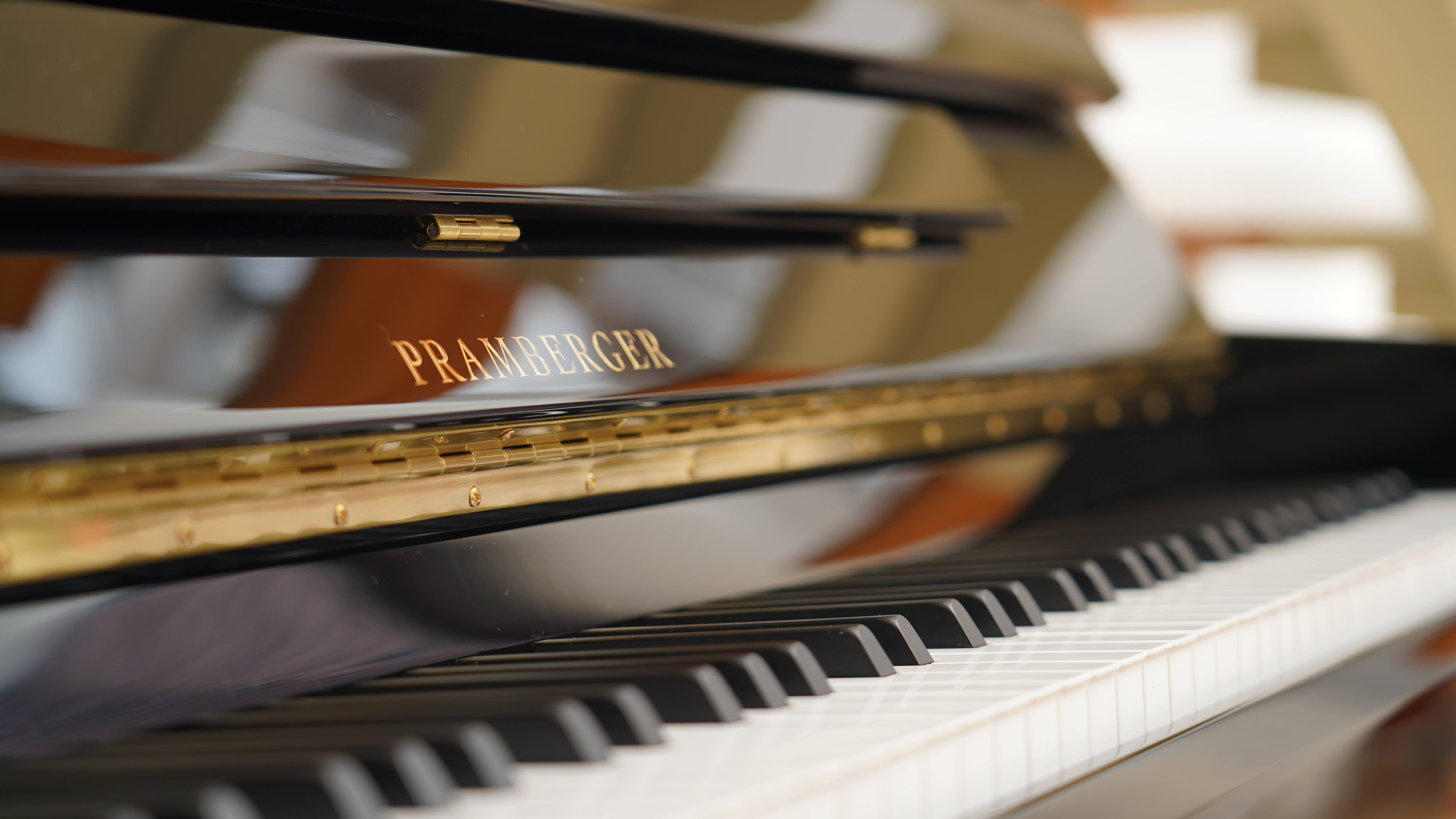 世界中の厳選された素材を使用して製作された芸術的な逸品 PRAMBERGER/プレンバーガーは、世界中の厳選された素材を使用して製作されています。 その歴史はさかのぼること約200年。プレンバーガー家は1800年代から活躍するピアノマイスターの家系でした。1987年、ジョセフ・プレンバーガーが新しい […]
