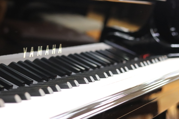 ヤマハの歴史は1887年、創業者の山葉 寅楠（やまは とらくす）がオルガンの修理に成功したことから始まります。その後、山葉はピアノ製造を夢みてアメリカへ渡ります。そして1900年には技術者の河合小市（かわい こいち）と共に国産初のヤマハアップライトピアノ第1号が成功します。 以来1世紀余りヤマハは「 […]