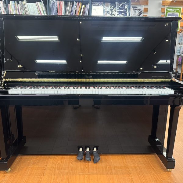 このフォルムもカッコイイですね！<br />
音が良くなるだけでなく、大型譜面台になって楽譜が置きやすくなるのもポイント高いです♪