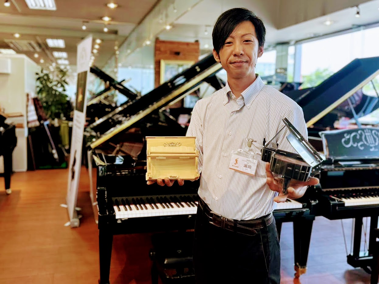 みなさんこんにちは！2024年3月よりピアノショールーム八千代店の店長に就任しました瀬田貴俊と申します。 当店は島村楽器の中でも珍しいピアノだけの専門店！(ピアノオンリーの店舗は全国でも3店舗しかありません)もちろんピアノショールームの店長ですので当然ながらピアノ大好き人間です！そんな私が魅力あふれ […]