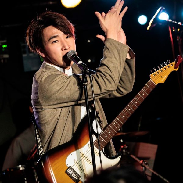 ギターはHISTORY/HS-SVが相棒です。<br />
非常に握りやすく弾きやすく、かつ音も最高です。