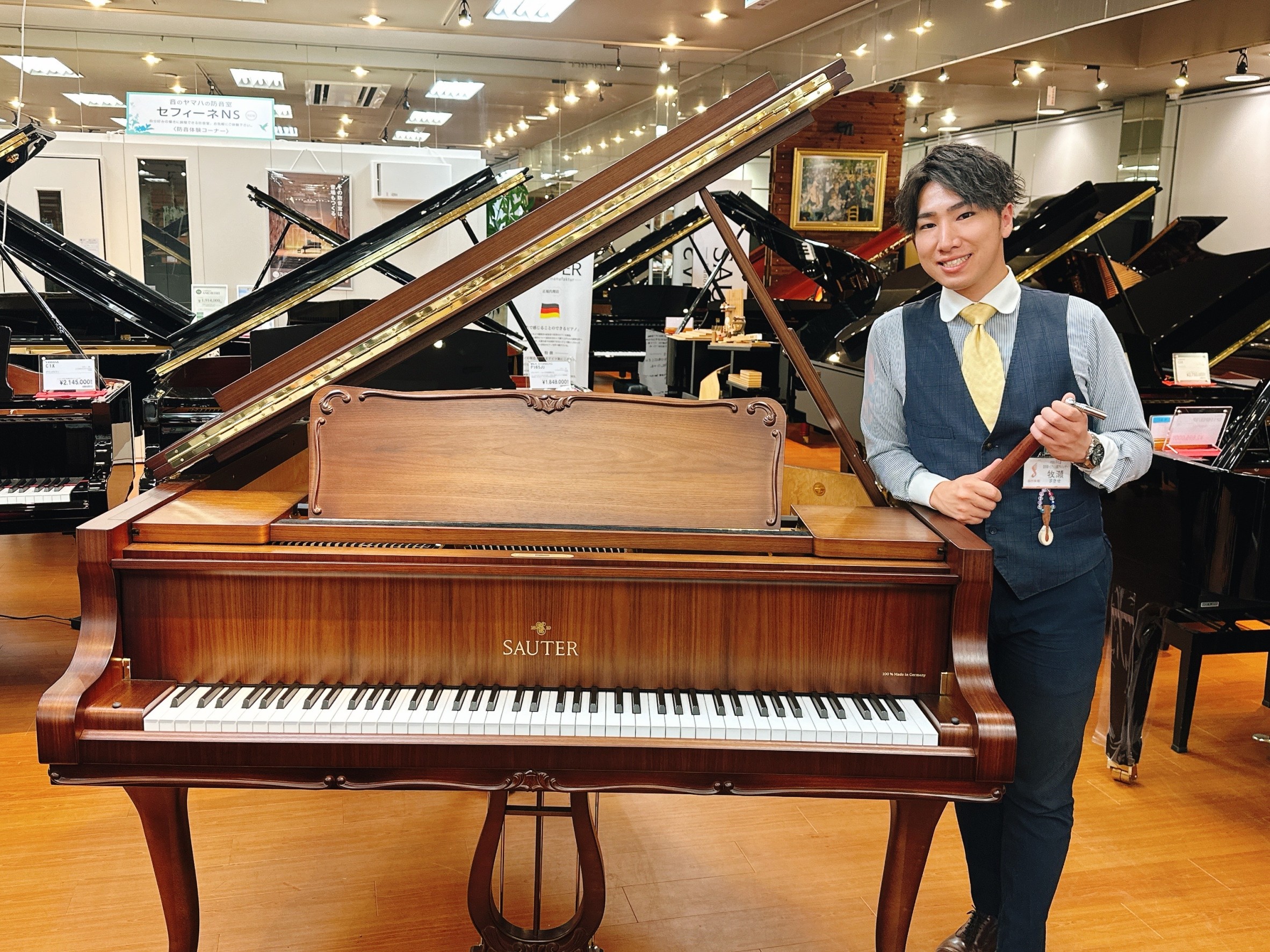 CONTENTS自己紹介普段の業務内容牧瀬主催イベントと普段の様子演奏する楽器調律師になったきっかけ最後に自己紹介 皆さまこんにちは！ 2024年3月よりピアノショールーム八千代店の副店長を務めさせていただいております 牧瀬 聖大(まきせ しょうた)と申します。 ‘’せいだい‘’と読まれがちですが、 […]