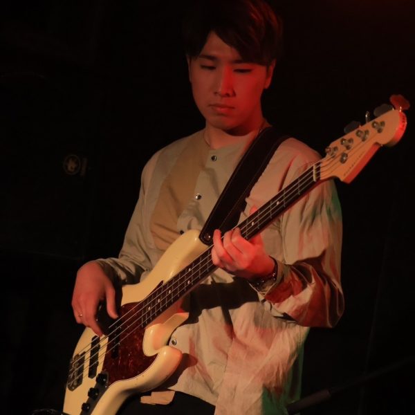 最近メインベースが変わり、今は知る人ぞ知るNashguitars/JB-63を使用しています。<br />
エイジング加工され味があるアイボリー、レンジの広い音がお気に入りです！