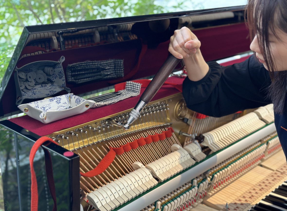 皆さんこんにちは。 島村楽器八千代店、調律師の吹野です！ 皆さんにピアノ調律師のお仕事を実際に体験いただけるイベントをご用意させていただきました！ ピアノを解体しながら「どうやって音が鳴っているのかな？」「どうやって音色を変えるのかな？」など、ピアノの仕組みを徹底解説し、皆さんに実際に調律をして頂き [&hellip;]