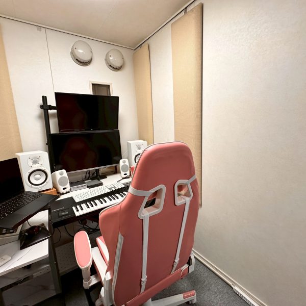 実はL字の防音室になっており、同じお部屋にDTMセットも完備！<br />
音楽好きにはたまらない最高のお部屋ですね♪