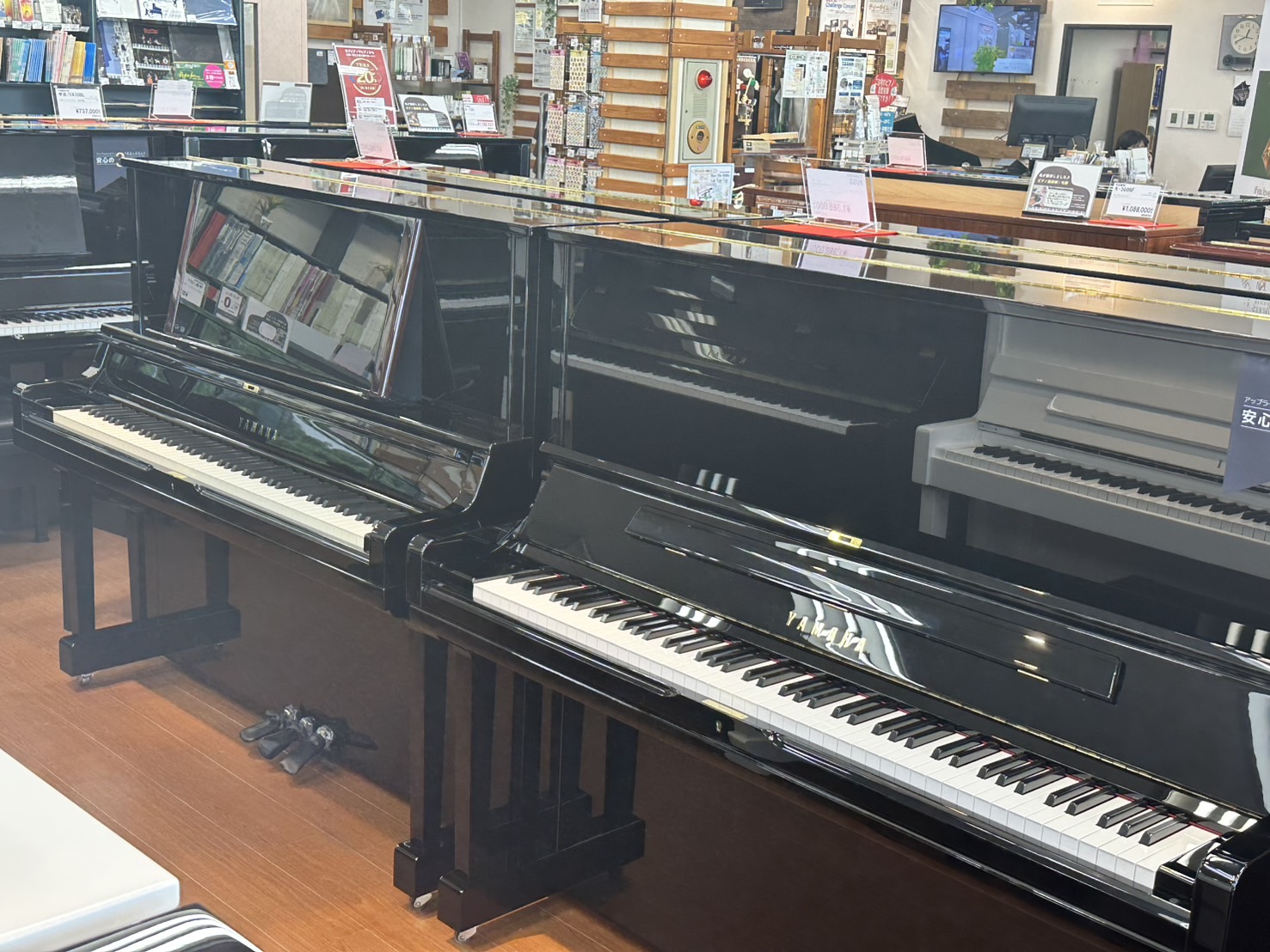 ヤマハアップライトピアノのハイグレードラインYUSシリーズの2モデルが八千代店で展示中です！豊かな響きと懐の広い表現力が魅力のYUS3とYUS5をお試し弾き比べいただけます。新品のYUS3とYUS5もそれぞれご用意がありますので弾き比べてお選びいただくことも可能です！電子ピアノからのステップアップや […]