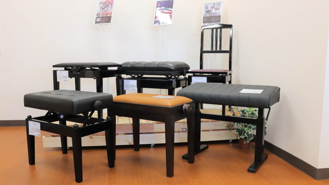 こんにちは！島村楽器ピアノショールーム八千代店です。「ピアノの練習、なんだか集中できない…」「長時間の練習で腰やお尻が痛くなる…」「お子様の足がブラブラしていて、姿勢が気になる…」 そんなお悩み、実はピアノ本体ではなく、演奏時の姿勢や毎日使っている「椅子」「足台」が原因かもしれません。自分に合わない […]