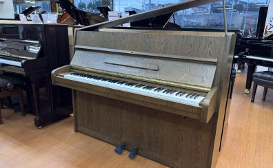 【2026年2月10日入荷】C.ベヒシュタイン 12N ウォルナット艶消し仕上げ｜輝きのある音色と木目の美しい佇まい