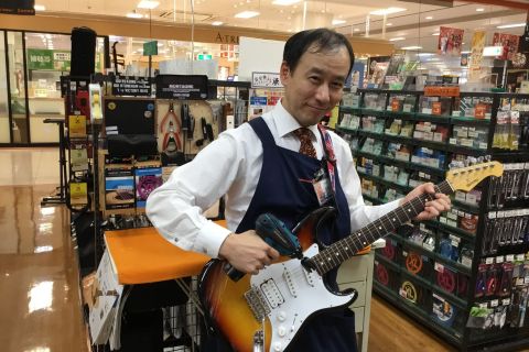 スタッフ写真 ピアノ・アコギ・エレキギター・ベース・アンプ・エフェクター 早坂 卓也