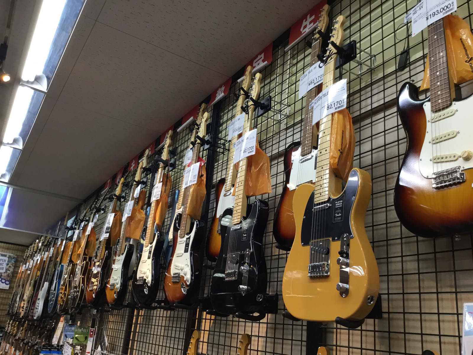 Fenderエレキギター豊富に展示ございます