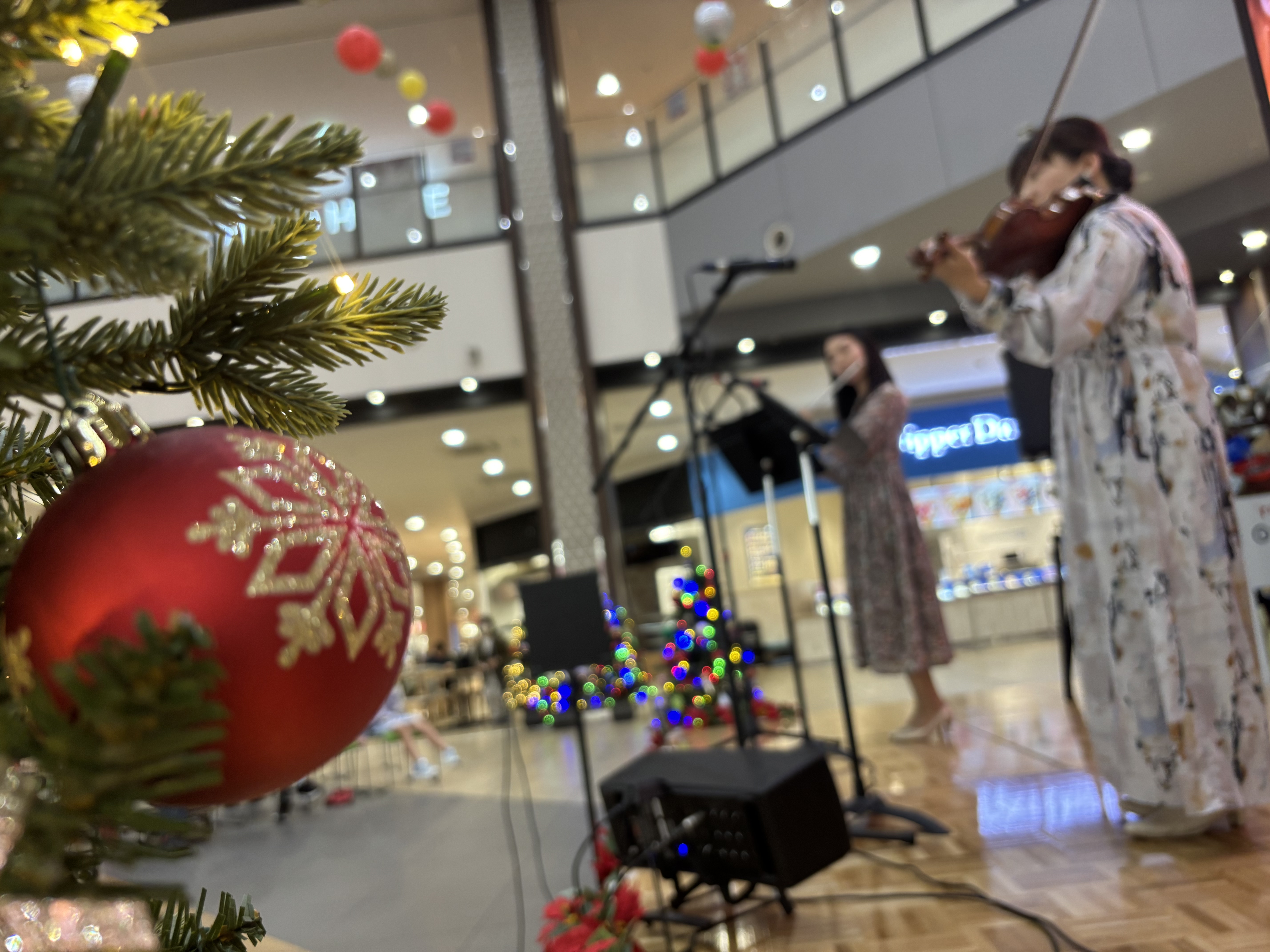 みなさんこんにちは！！ 先日、イオンタウン内のイベントスペースで開催されました、クリスマスツリー点灯式へ当店音楽教室講師2名が参加し、コンサートを実施しました。そのコンサートの後には、ご観覧の皆様が参加できる楽器体験会も実施し、とても盛り上がりました！その様子を少しご紹介します！！ この日、巨大ツリ […]