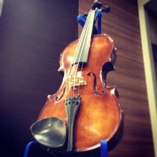 *伝統に裏づけされた確かな造り。クヴィントのバイオリン チェコ＝ルヴィでバイオリン製作を行っているクヴィント社は、17世紀から続くチェコのバイオリン製作の伝統を受け継ぎ、ボヘミアの有能な職人によって手がけられた良質バイオリンです。プラハ音楽院の教授陣であるドヴォルザーク・カルテットの監修のもと、音質 […]