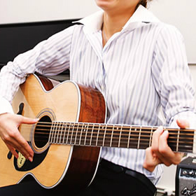 [https://www.shimamura.co.jp/p/rental/index.html:title=] *ソロで、セッションで、ギターを弾いてみたい方へ 島村楽器横浜みなとみらい店では、アコースティックギター、エレキギターのレッスンを開講いたしております。ギターがはじめてのかた、楽器はもち […]