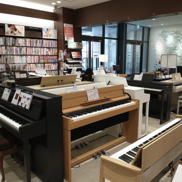 店内から見たところ。入口付近はエントリーモデルやコンパクトなピアノが多いです。
