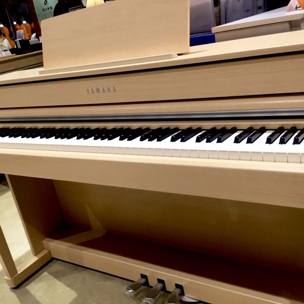 SCLP-8350 EM<br />
<br />
島村楽器×ヤマハのコラボレーションモデル、2024年最新版。新色の「ヨーロピアンメープル」<br />
センサーが進化したグランドタッチ・エス鍵盤と新音響システムにより、さらにグランドピアノのような演奏体験が可能に。<br />
<br />
￥198,000(税込)