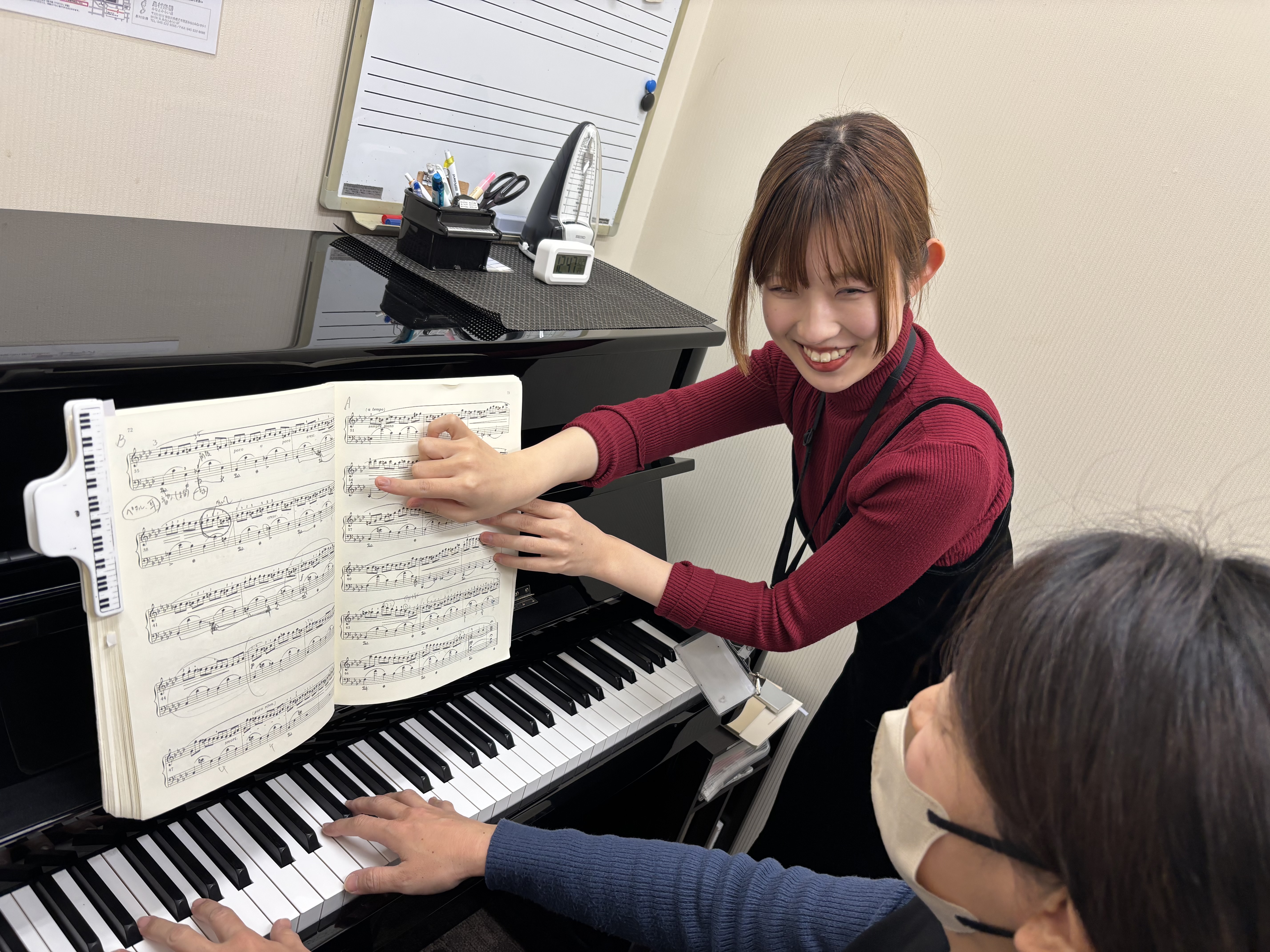 Q:得意とする演奏ジャンルや好きな音楽を教えてください。 大学では、ショパンやラフマニノフを好んで演奏していました。音の響かせ方やタッチ、音楽表現（抑揚や間の取り方、雰囲気作りなど）を得意としておりますので、ショパン・ラフマニノフがお好きな方や挑戦してみたい方、お待ちしております。 Q:どんな方がレ […]