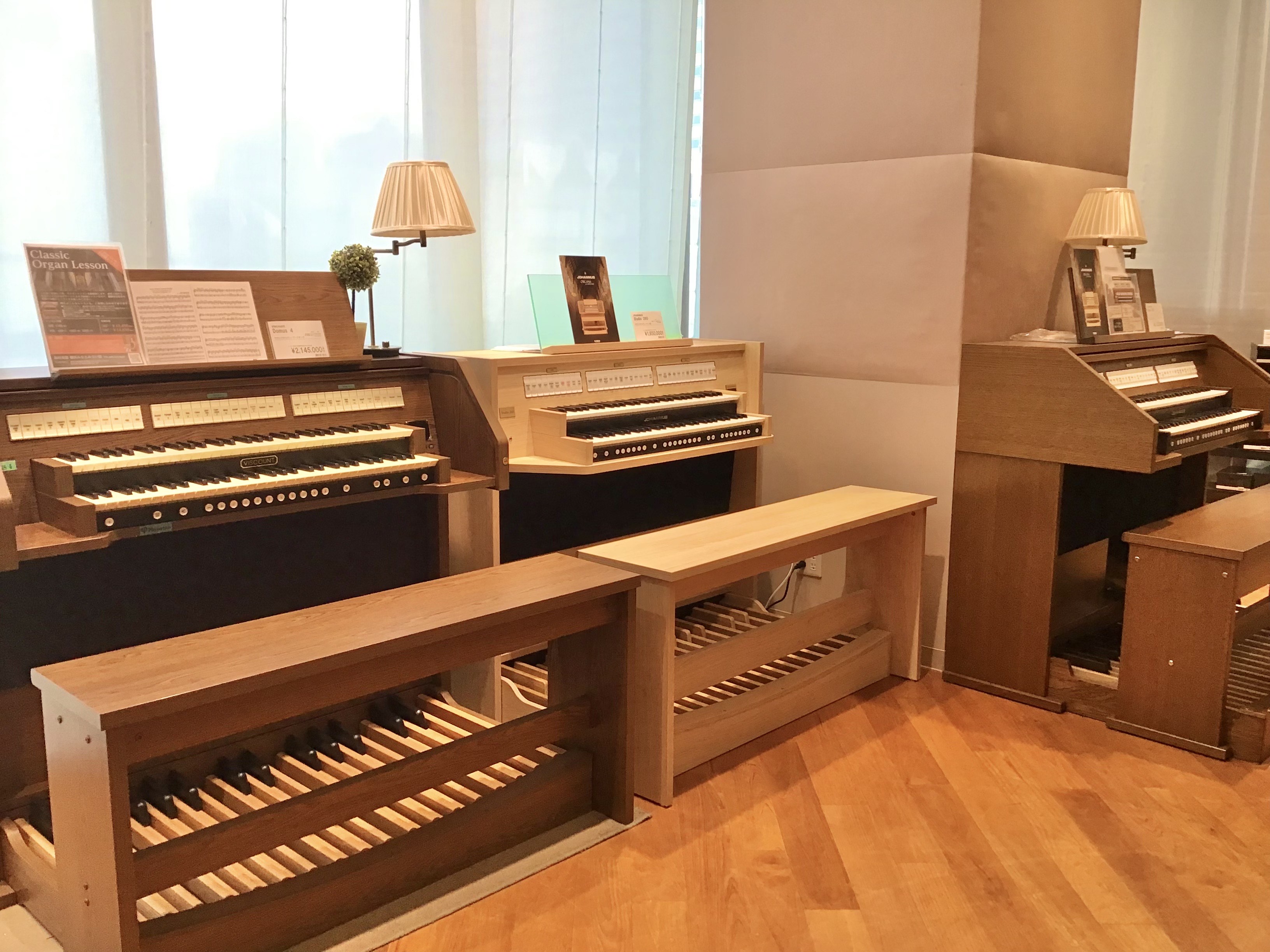 CONTENTSViscount クラシックオルガンViscount はここが魅力！3つのポイントViscount展示ラインナップヨハネスクラシックオルガン展示のご案内JOHANNUS はここが魅力！3つのポイントJOHANNUS展示ラインナップお問い合わせViscount クラシックオルガン 本格 […]