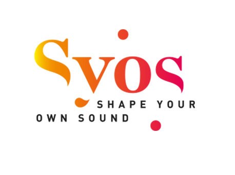 SyosはShape Your Own Soundの略で直訳すると【独自のサウンドを創る】。プレイヤーが求めるサウンドに少しでも近づけるサポートをしたい、という意思がブランドの名前に込められています。2016 年にフランス：パリで誕生しSyosは、管楽器音響の専門家である Pauline と聴覚知覚の専門家である Maxime が出会い、Syosマウスピースのコンセプトが生まれました。マウスピースにとって重要な要素である内部形状。バッフルの形状と長さ、チャンバーの形状とサイズ、マウスピースの開き、フェイシングカーブなど…。それらを3Dプリンタを用いて1/100 ミリメートルの精度で調整します。その積み重ねにより各パラメーターの影響を研究しデータ化。奏者が望むサウンドを正確に得られるマウスピースの生産に成功しました。