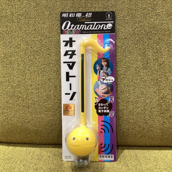オタマトーン　カラーズ<br />
<br />
展示色：イエロー<br />
サイズ：W67×H270×D133mm<br />
使用電池：単四乾電池×3本（アルカリ電池推奨）<br />
付属品：練習シート（HAPPY BIRTHDAY TO YOU）、テスト用電池<br />
<br />
販売価格：￥3,630(税込)