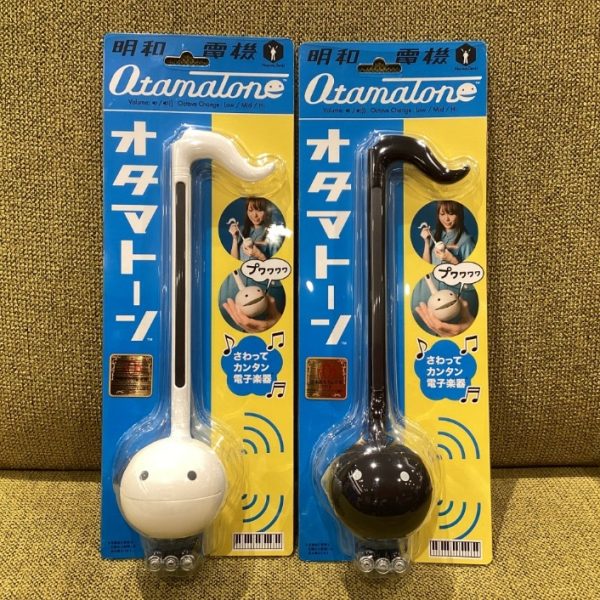 オタマトーン<br />
<br />
展示色：ブラック、ホワイト<br />
サイズ：W67×H270×D133mm<br />
使用電池：単四乾電池×3本（アルカリ電池推奨）<br />
付属品：練習シート（HAPPY BIRTHDAY TO YOU）、テスト用電池<br />
<br />
販売価格：￥3,630(税込)