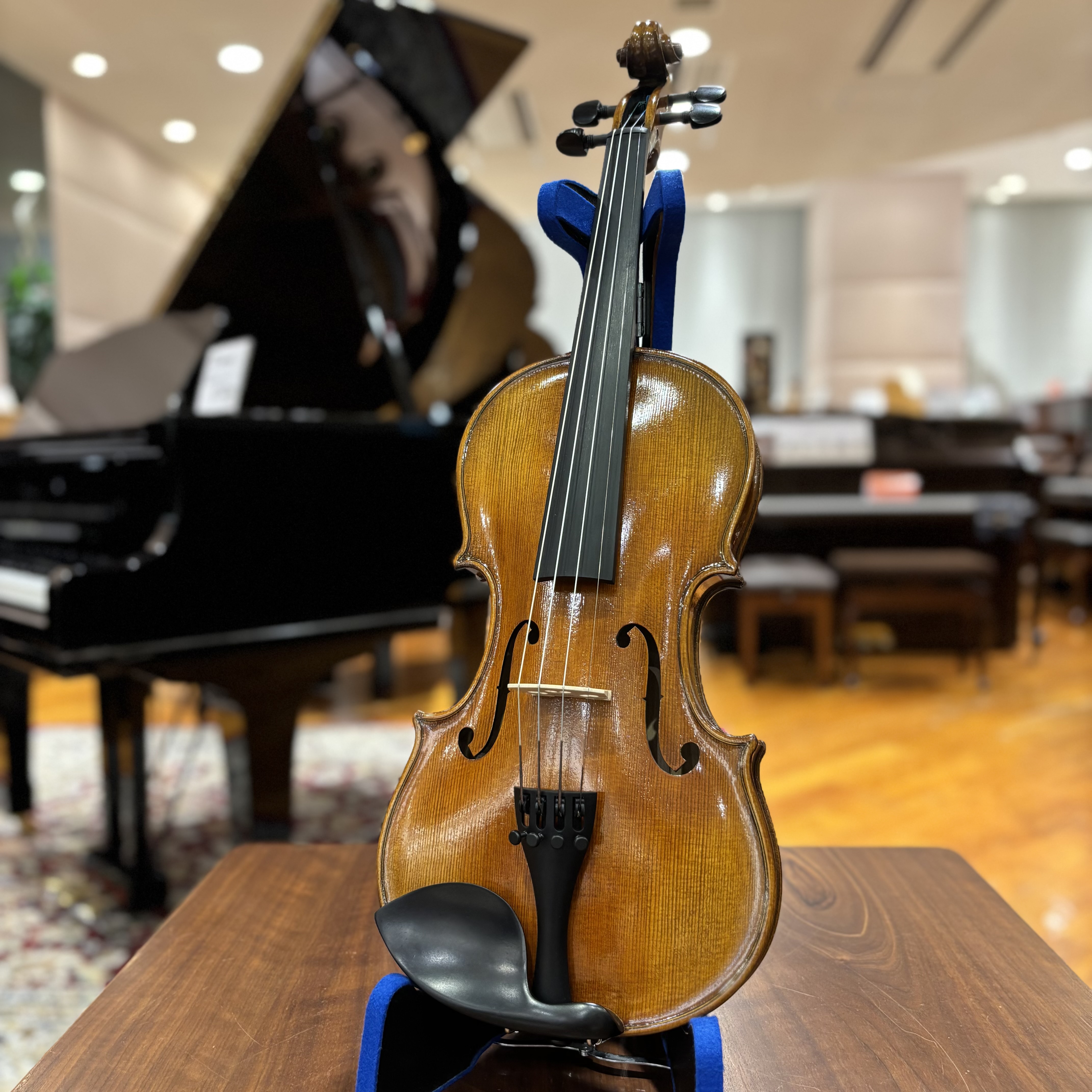 上品な音色と本格仕様で、はじめての1本としてもおすすめ。Nicolo Santi/NSN60S 4/4