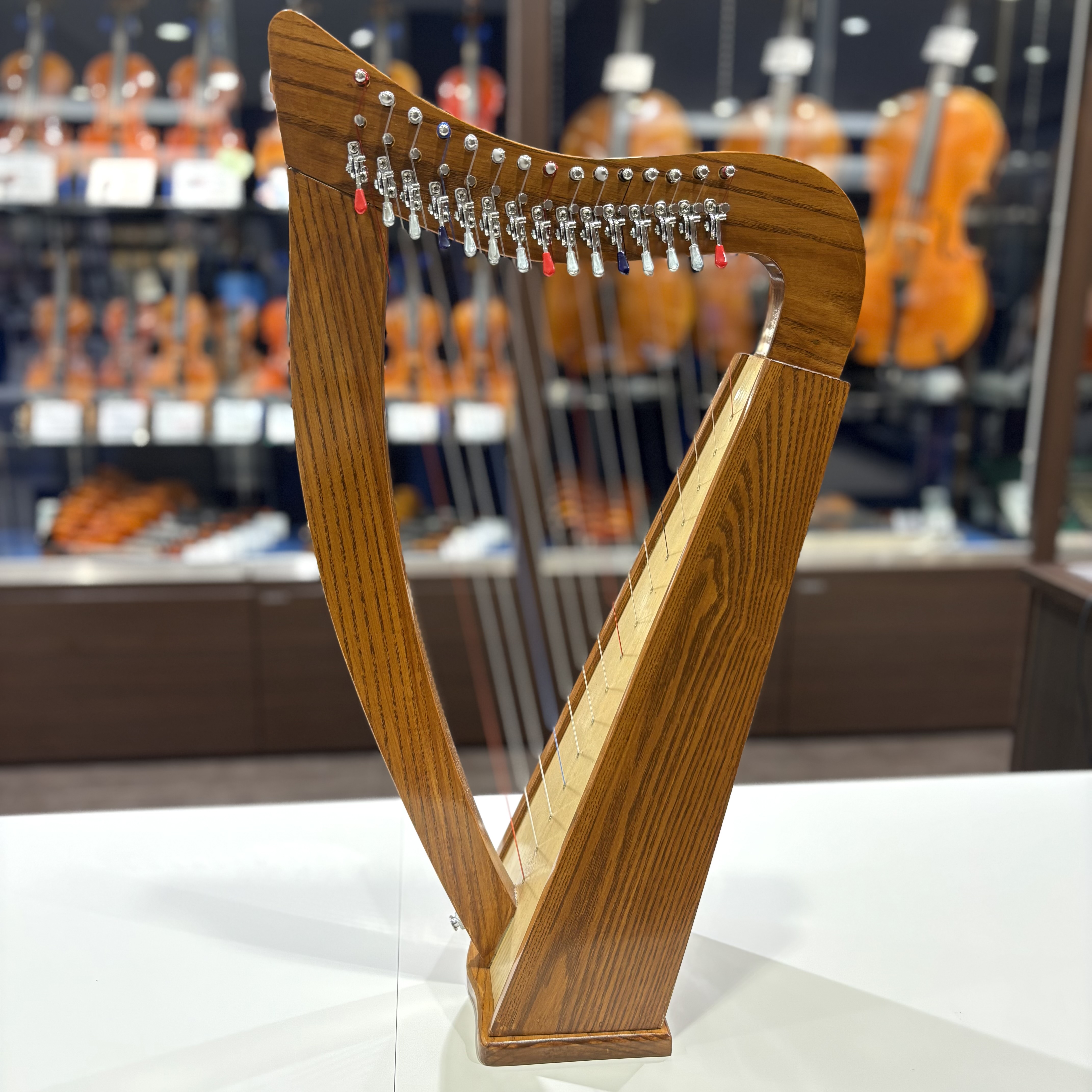 コンパクトながら美しい余韻。インテリアとしても魅力的な一台。銀座十字屋/Chris Harp 15St