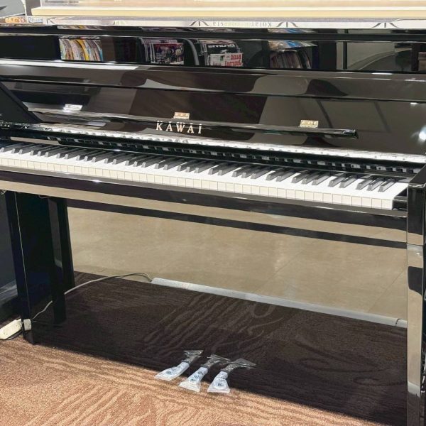 NOVUS NV6 【2025年9月18日発売】<br />
<br />
こちらはアップライトピアノと同じ鍵盤アクションを搭載。アコースティックならではの演奏性と、フル響板スピーカーが生み出す圧倒的な表現力。<br />
開閉可能な大屋根はグランドピアノさながら。まさに"究極”のハイブリッドピアノが登場しました。<br />
<br />
\792,000(税込)<br />
※別途配送設置料