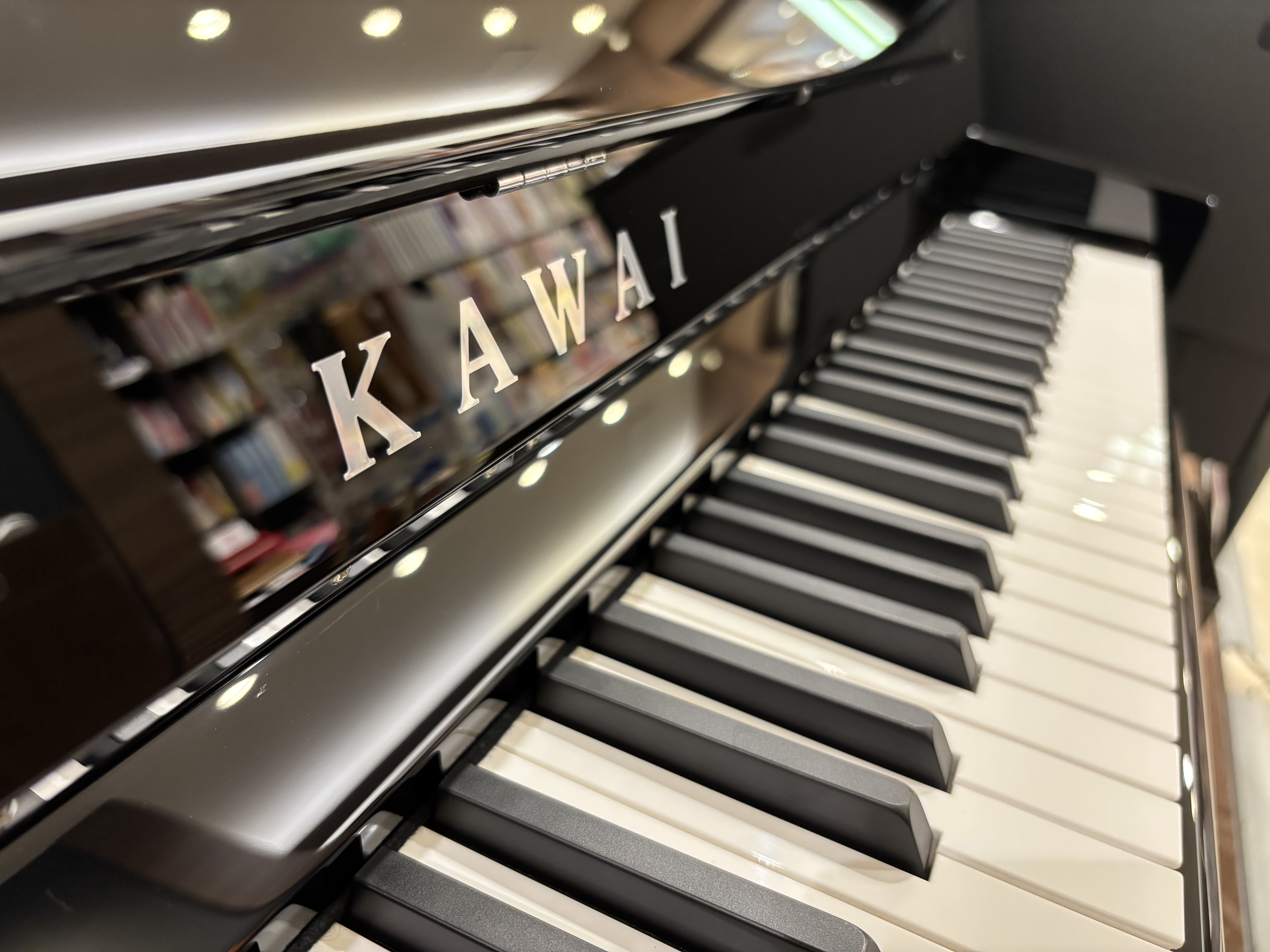 KAWAI・ハイブリッドピアノの頂点　最高のアコースティックピアノ体験 2025年秋、KAWAI最上位ハイブリッドピアノとして新発売の「NOVUS NV12/NV6」がみなとみらい店で展示開始いたしました。歴代NOVUSシリーズの集大成モデルとして位置付けられた最新作であり、音響・演奏性ともに業界水 […]