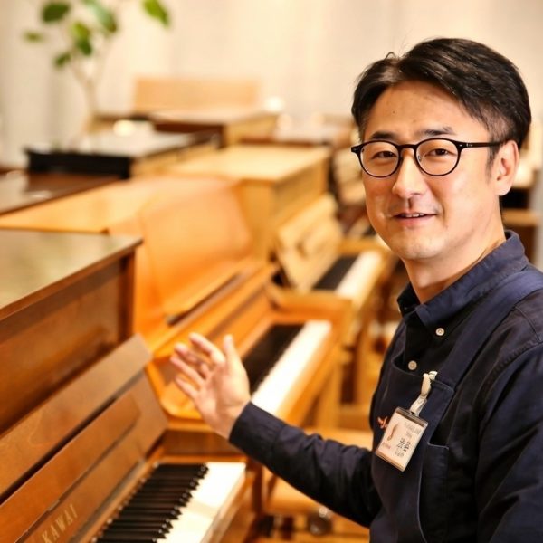 ピアノアドバイザー<br />
渋谷（しぶや）<br />
ピアノ教室の実家に生まれ育ち、ピアノが大好きになりました！ご来店お待ちしております！