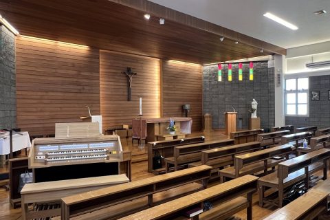 2023年、カトリック磯子教会様にJohannus社のクラシックオルガン「OPUS255」をご納品させていただきました。 楽器の側面にもスピーカ―があり音の響きが豊かな響きです。専属のオルガニストの皆さまが試弾されてご意見が一致してお選びになられました。200名規模でも1台で充分響きが良いそうです。 [&hellip;]