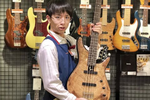 スタッフ写真 中古楽器・アンプ・ギター関連アクセサリー担当 堤