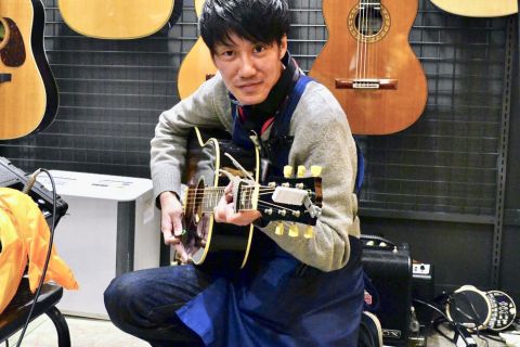 スタッフ写真 アコースティックギター担当 石岡 涼