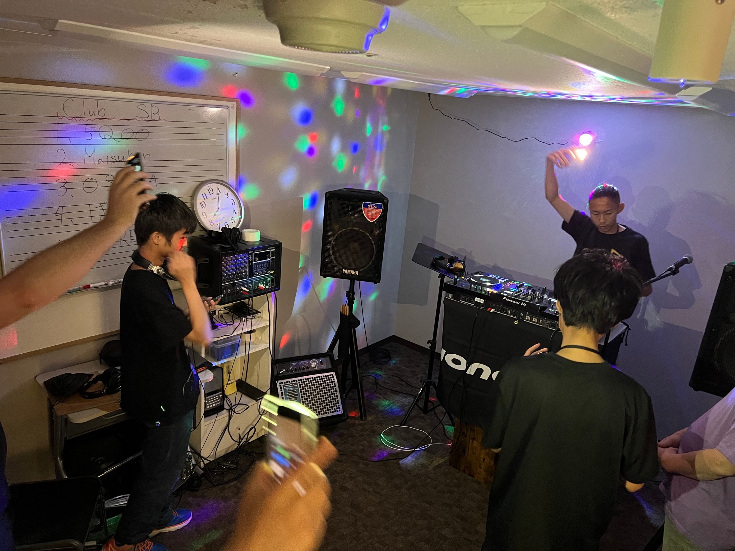 こんにちは！DJ担当石岡です！ 今回は7/30（日）に島村楽器横浜ビブレ店で行われた第3回 Club Side Beach（通称Club SB）の様子をレポートしていきます！ 使用機材 今回も使用した機材はPioneer DJ の一体型オールインワンシステムのフラッグシップモデルでもあるXDJ-XZ […]