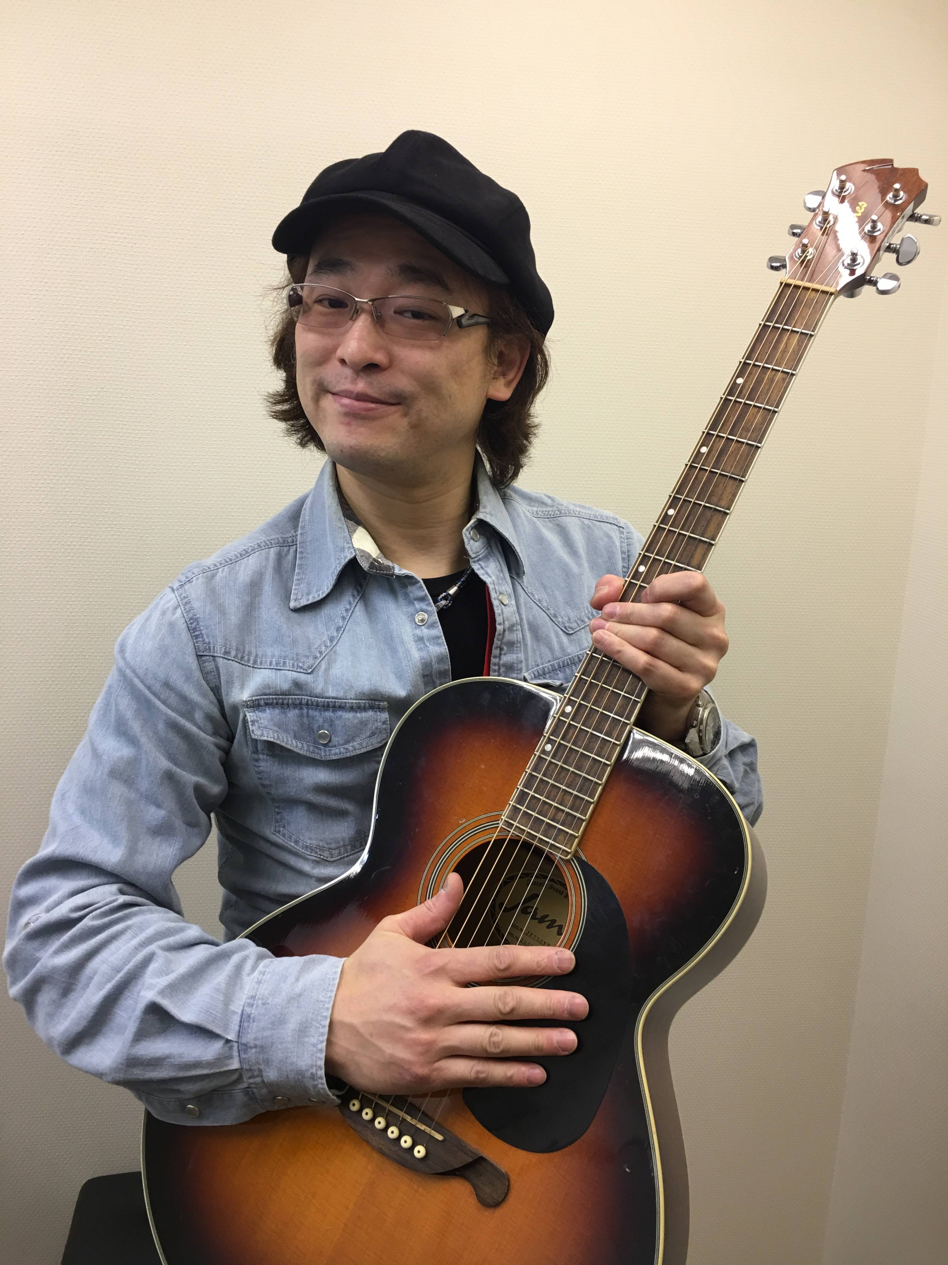 担当コース アコースティックギター・エレキギター・キッズギター 好きな・得意な演奏ジャンルはなんですか？ 現在はジャズ演奏の活動が多いですが、もともとブルーススタイルのロックから始めたこともあり、ロックをはじめポピュラーミュージック全般は得意です。分け隔たりなく色々な音楽が好きです。 ギターを始めた […]