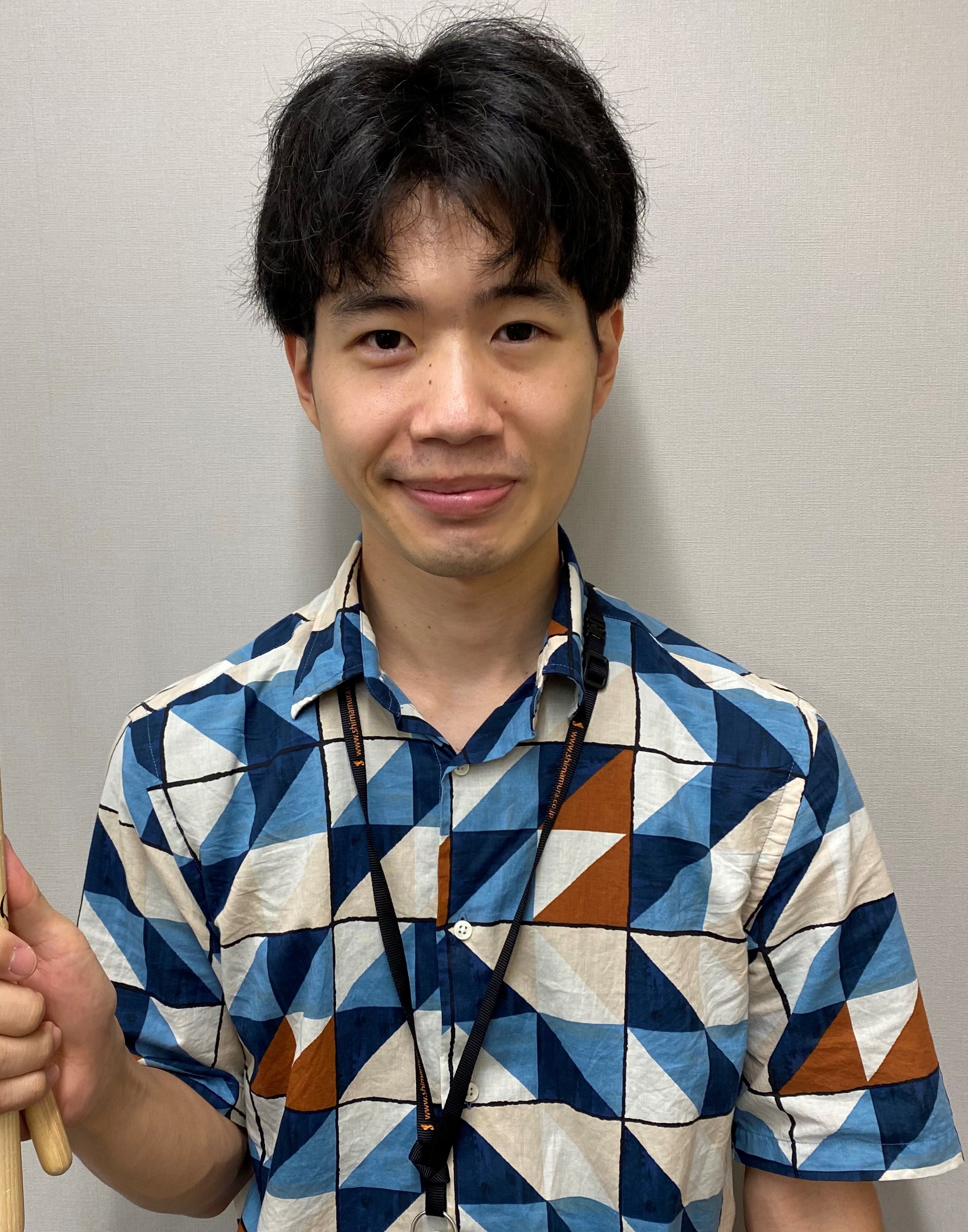 担当コース ドラム・キッズドラム 好きな・得意な演奏ジャンルはなんですか？ 得意なジャンルはメタル、ジャズ、レゲエ、ブラジリアンで、好きなアーティストはキリンジです。 ドラムを始めたきっかけはなんですか？ 中学の時に吹奏楽部の演奏を見たのがきっかけです。たくさんの部員の中でもドラムがひと際存在感があ […]