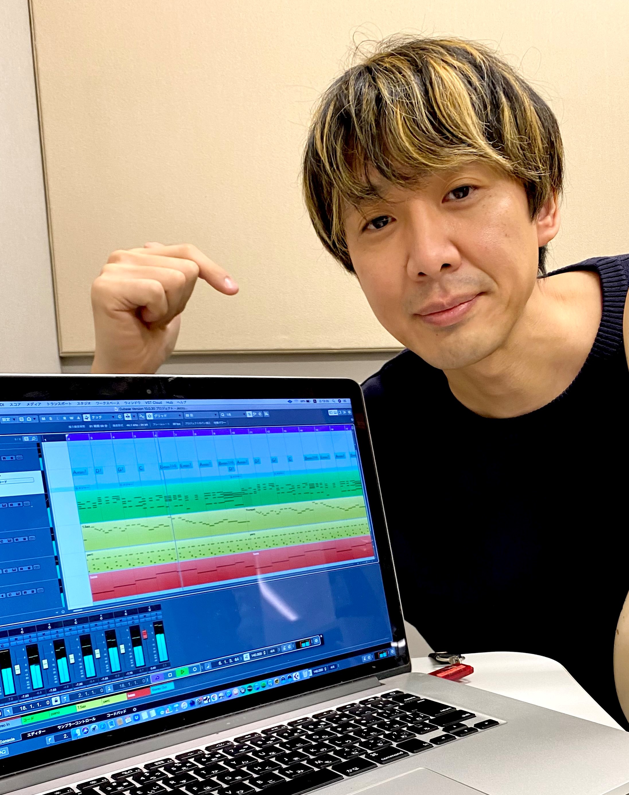 担当コース デスクトップミュージック 好きな・得意なジャンルはなんですか？ ギタリストなのでギターを中心としたインストルメントミュージックが得意ですが、ポップス、ダンス、ジャズなどのアコースティック楽曲まで幅広く楽曲制作を行っています。メロディとリズムが良い音楽は当然として、サウンドの良い作品、そし […]