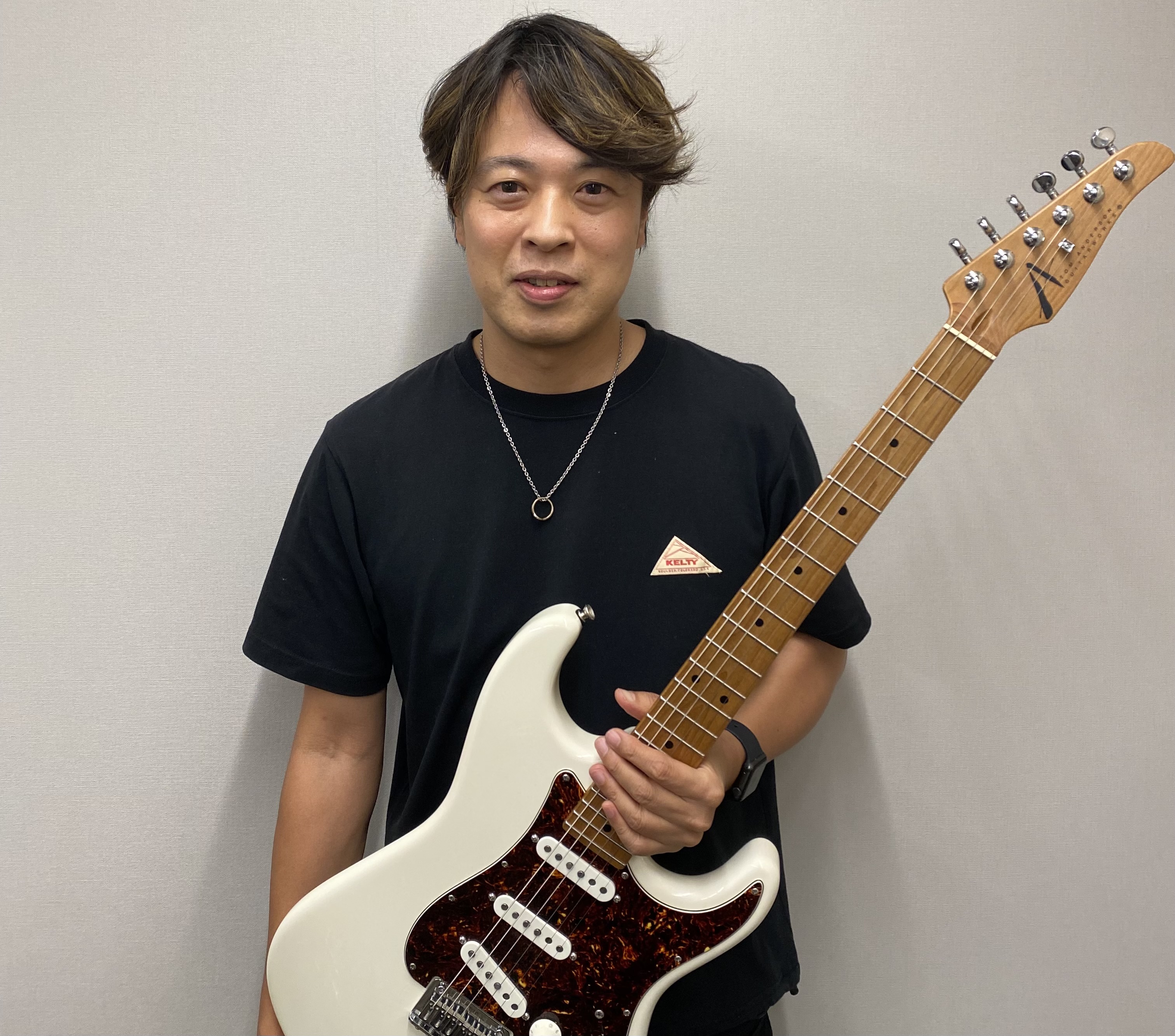 担当コース エレキギター・キッズエレキギター 好きな・得意な演奏ジャンルはなんですか？ ロック、ポップス、ファンク、フュージョン、ジャズ、ブルースなど、色々なジャンルの演奏が得意です。どんなジャンルも演奏しますので、何でも聞いてください。 ギターを始めたきっかけはなんですか？ テレビやラジオでギター […]