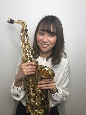担当コース サックス、デジタル管楽器、ソルフェージュ、はじめてのキーボード 好きな・得意な演奏ジャンルはなんですか？ クラシックが得意ですが、ジャズ、ポップスも好きです！ サックスを始めたきっかけはなんですか？ 中学生の時に吹奏楽部に入部したことで始めました。楽器選びに迷っていたところ、母から「サッ […]