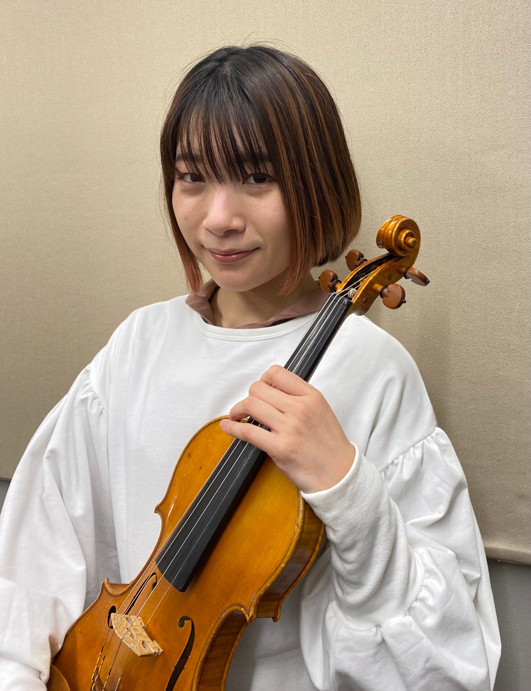 担当コース ヴァイオリン 好きな・得意な演奏ジャンルはなんですか？ 得意なジャンルはクラシックはもちろん、ジャズやポップスです。それぞれで演奏の仕方も違い楽しいので、そんなジャンルも好きです。作曲家だと、プロコフィエフが大好きです。 ヴァイオリンを始めたきっかけはなんですか？ 何かおもしろいことを習 […]