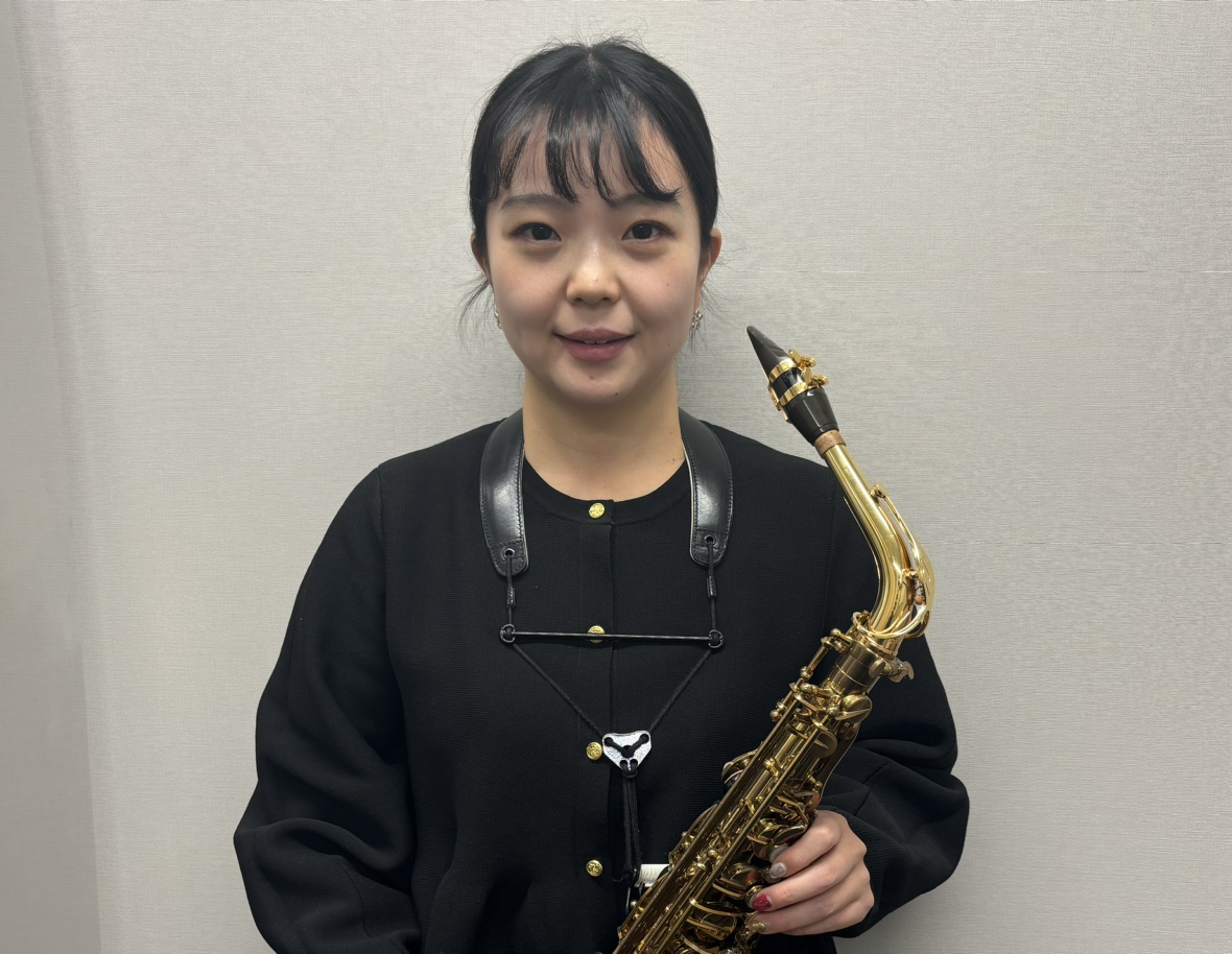 担当コース サックス（ソプラノ・アルト・テナー） 好きな・得意な演奏ジャンルはなんですか？ クラシック・ポップスが好きです。 特に流行りの曲を吹くのが好きで、バンドの曲やJ-POPなどを吹いたりもします。 ポップスに限らず、テナーサックスを使って演歌なども吹いたりします。 個人で吹く機会のみでも楽し [&hellip;]