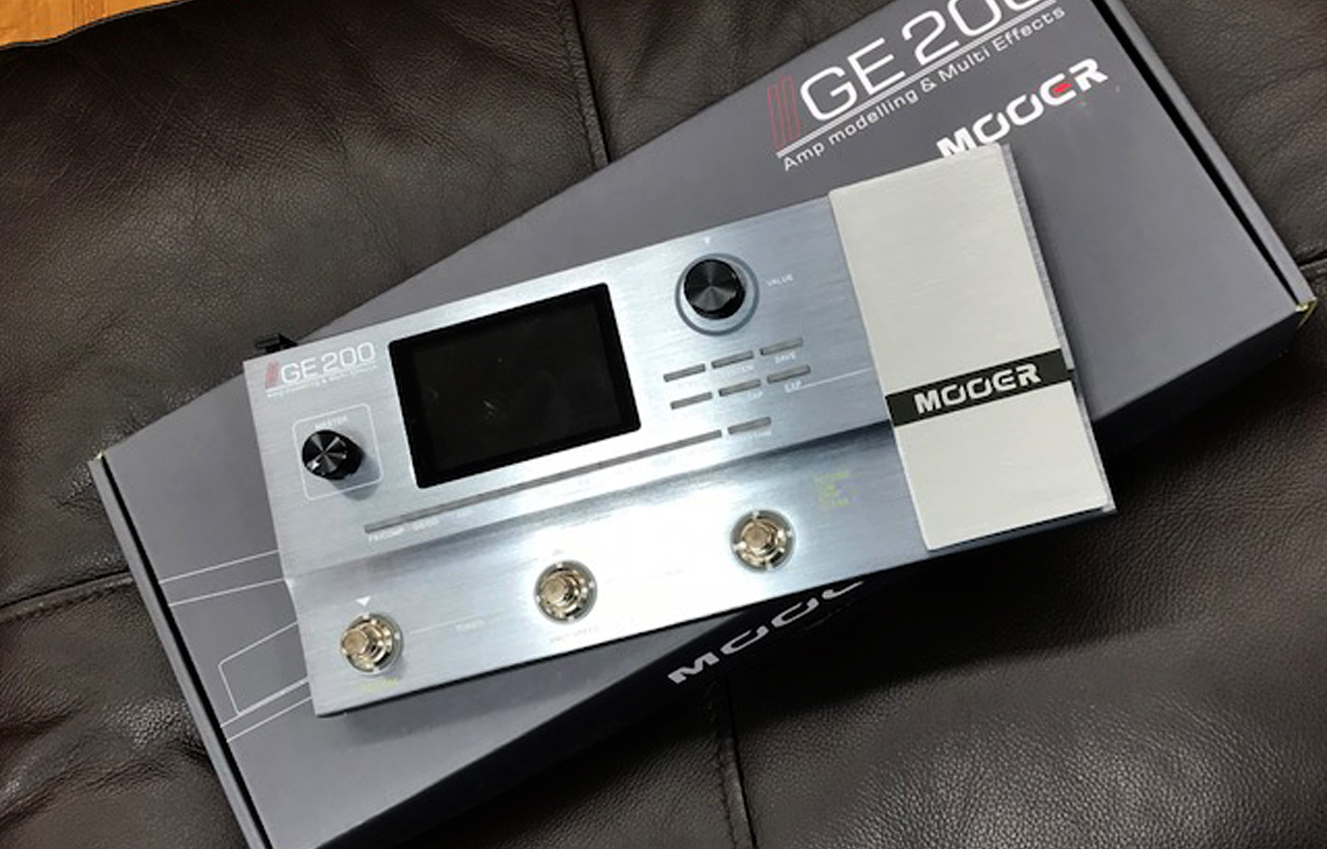 *MOOER「GE200」 MOOER GE200は様々なメーカーのアンプをシミュレートしたMOOER ”MicroPreamp”シリーズの機能を搭載しつつ、空間系やモジュレーションをも搭載した強力なマルチです。 Mooer GE200は、多彩なアンプモデリング、エフェクトモデリングを収録するマルチ […]