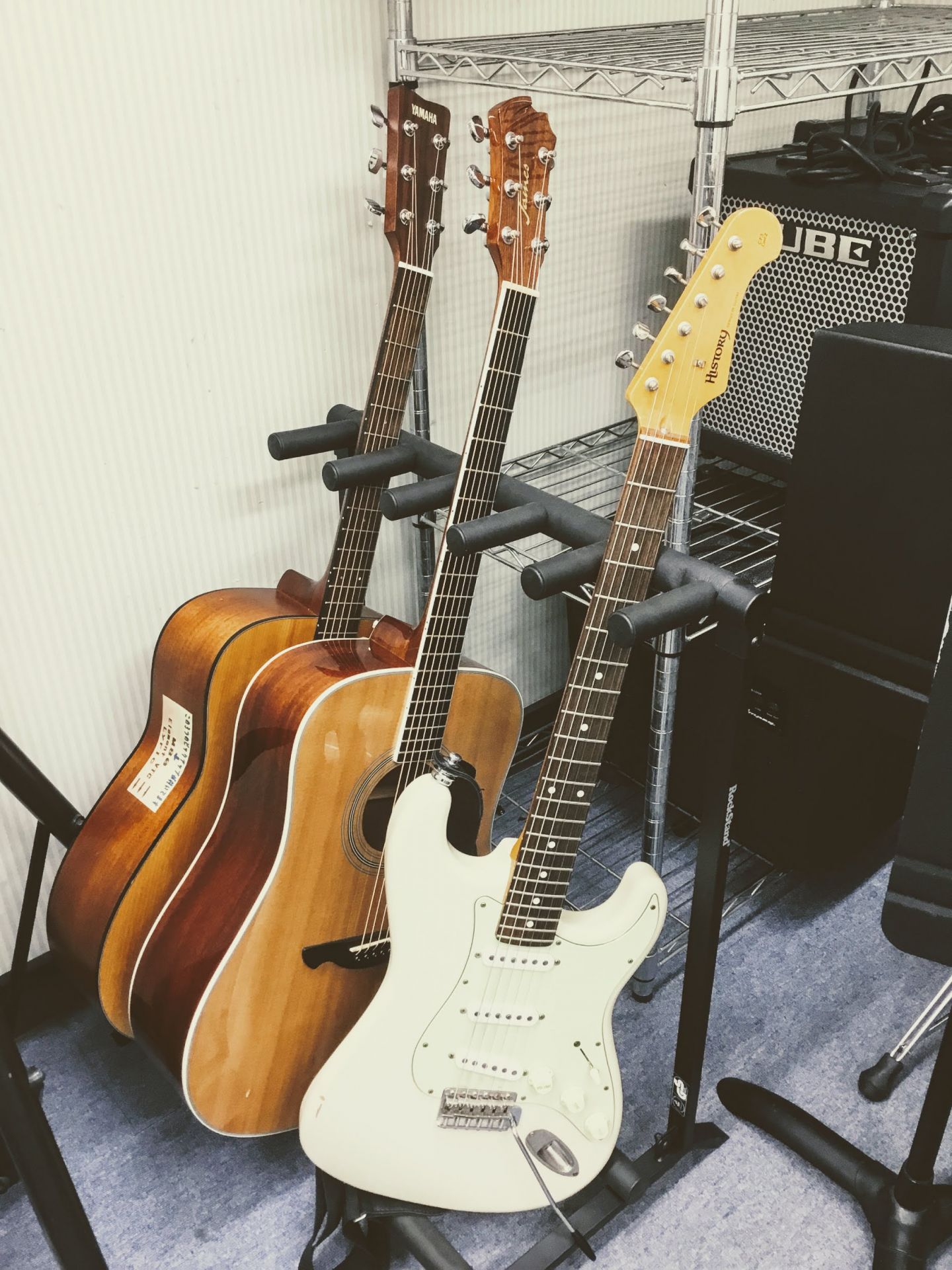 教室用レンタルギターの写真
