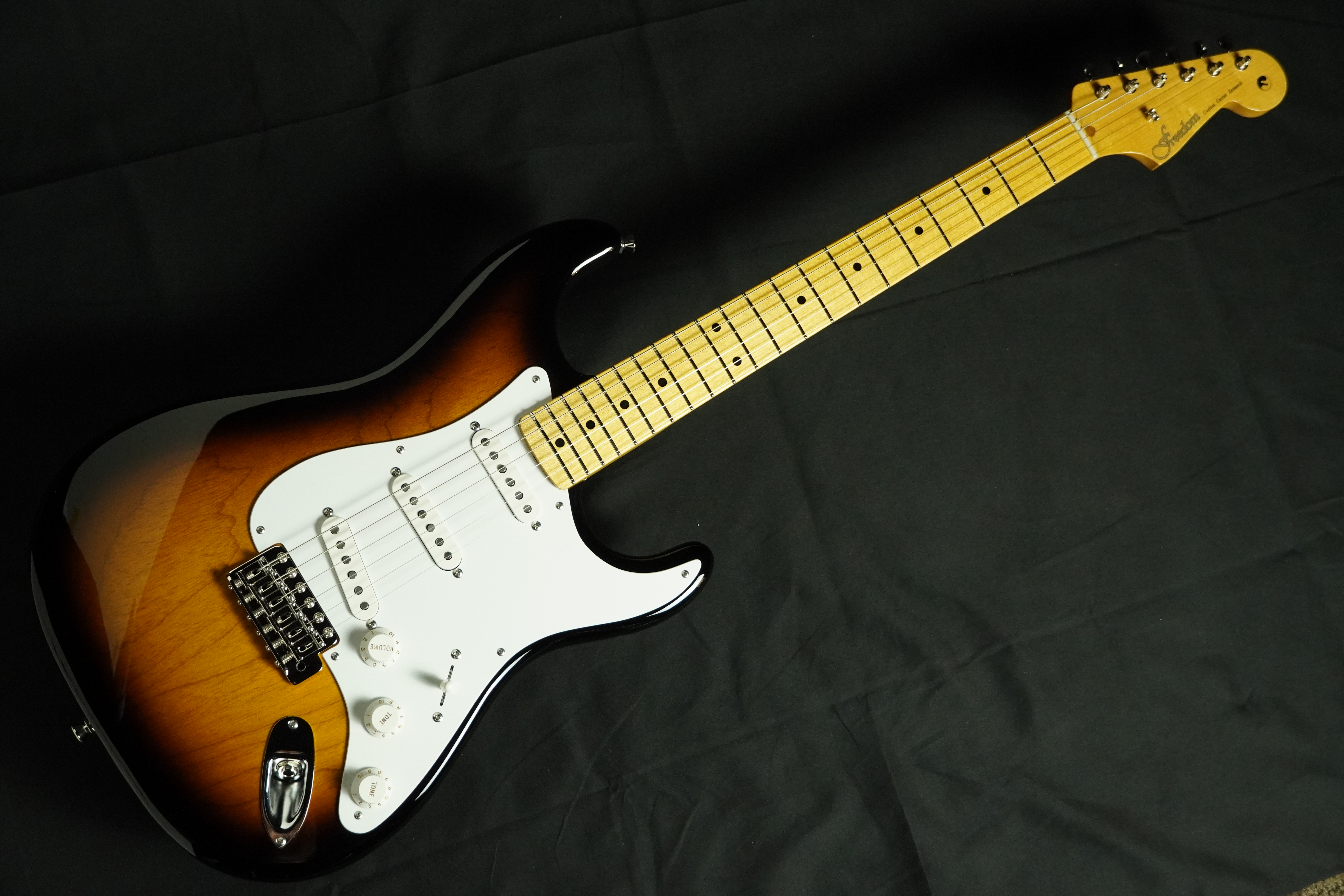 エレキギターCustom Style Retrospective ST 2Tone Sunburst